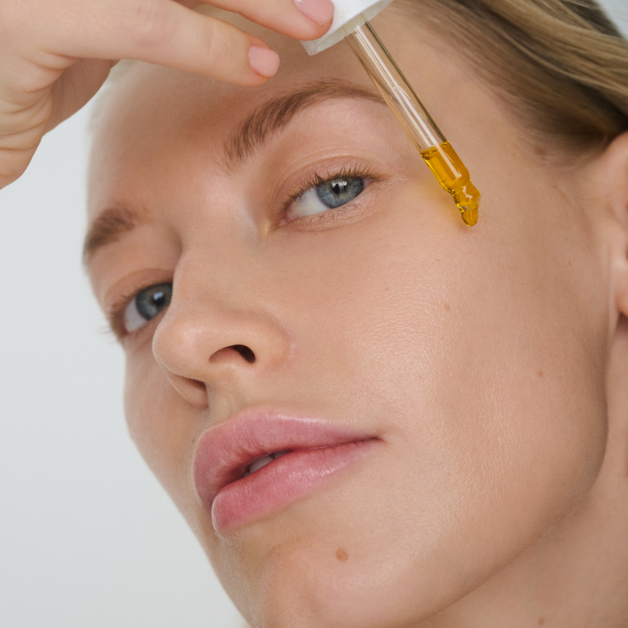 09.816248027453-KBO1-KAKADU-BEAUTY-OIL-ModelApplication1